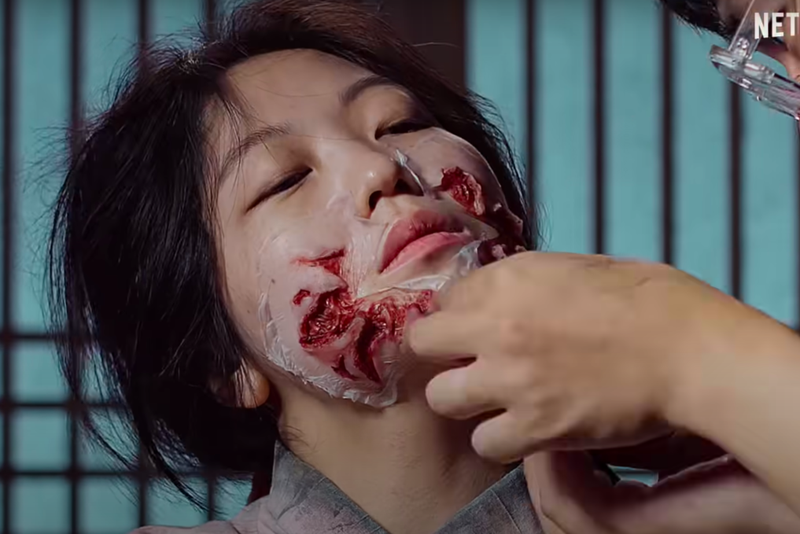 《屍戰朝鮮》殭屍演員的「變屍之路」大公開。圖／截自YouTube（@Netflix）