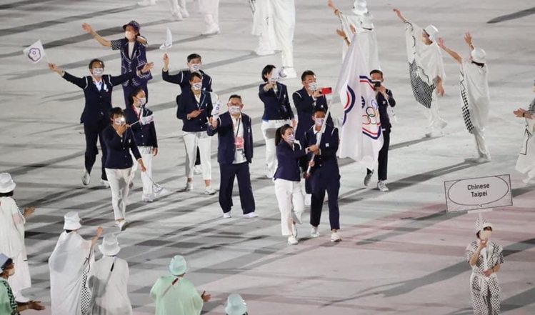 網球名將盧彥勳和舉重好手郭婞淳共同舉起中華奧會會旗進場，畫面實在令人感動。圖／中華奧會提供