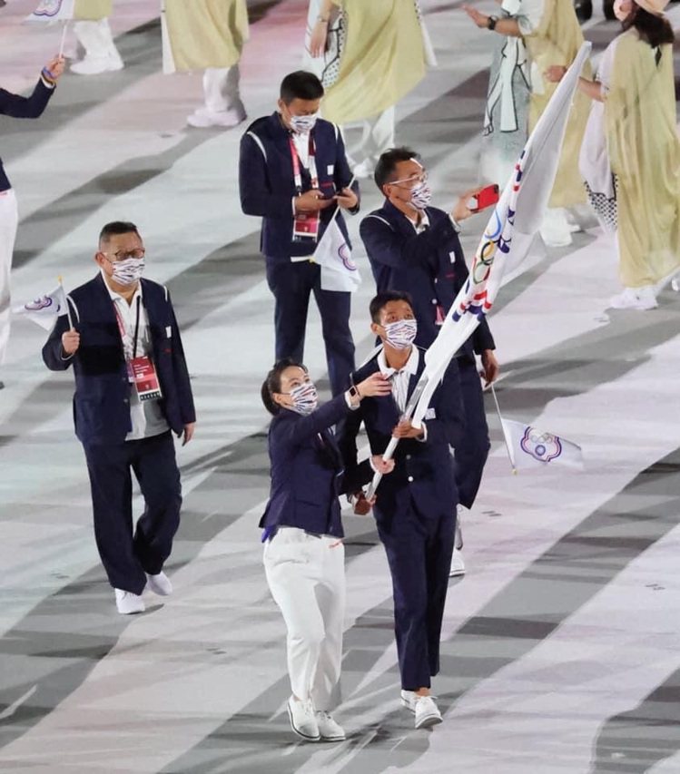 網球名將盧彥勳和舉重好手郭婞淳共同舉起中華奧會會旗進場，畫面實在令人感動。圖／中...