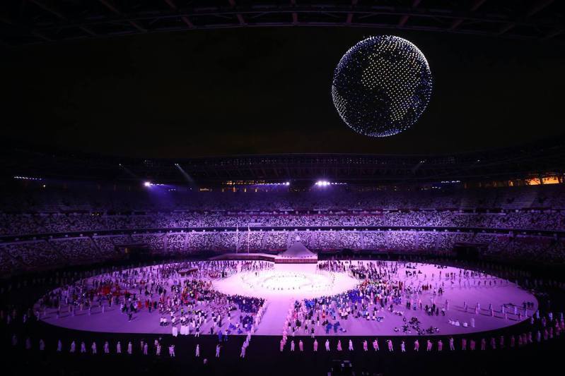 東京奧運開幕禮上，新國立競技場明明沒有觀眾，但不少網友看直播卻覺得現場像坐滿人一樣。 路透社
