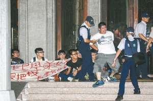 2015年7月24日凌晨，反課綱學生闖入教育部遭警方逮捕。圖／聯合報系資料照片