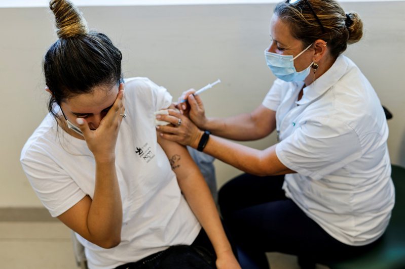 以色列卫生部表示，最近几周进行的研究显示，辉瑞疫苗在预防感染delta变异病毒株方面的有效性只有39%。路透(photo:UDN)