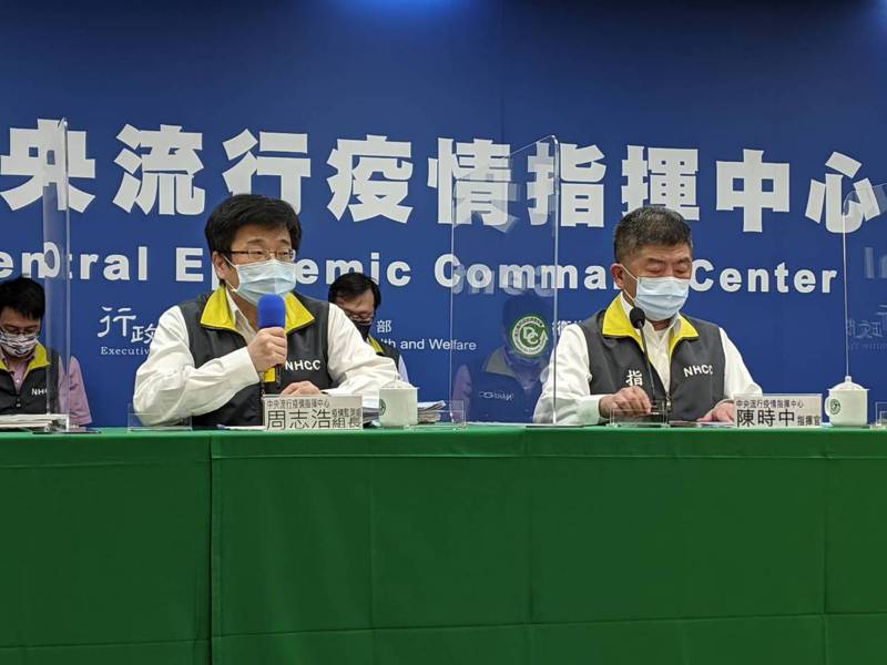 陳時中（右）表示，未來台灣是否有機會開放莫德納給18歲以下族群施打，對於疫苗適應症等改變，會跟食藥署一起辦理，廠商要提出相關研究與資料，才能作為決策依據。記者謝承恩／攝影