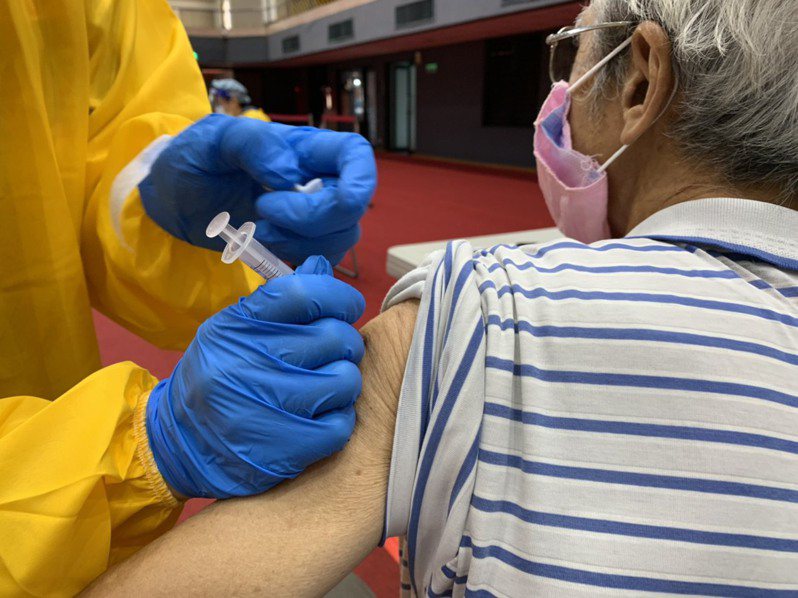 宜蘭縣疫苗涵蓋率已達25.2%，提前完成中央設定7月底前的25%目標。記者林佳彣／攝影