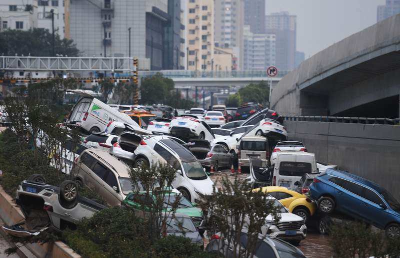 圖為鄭州京廣北路隧道出口22日景象，光這段隧道內就有200多輛車遭大水淹沒。新華社
