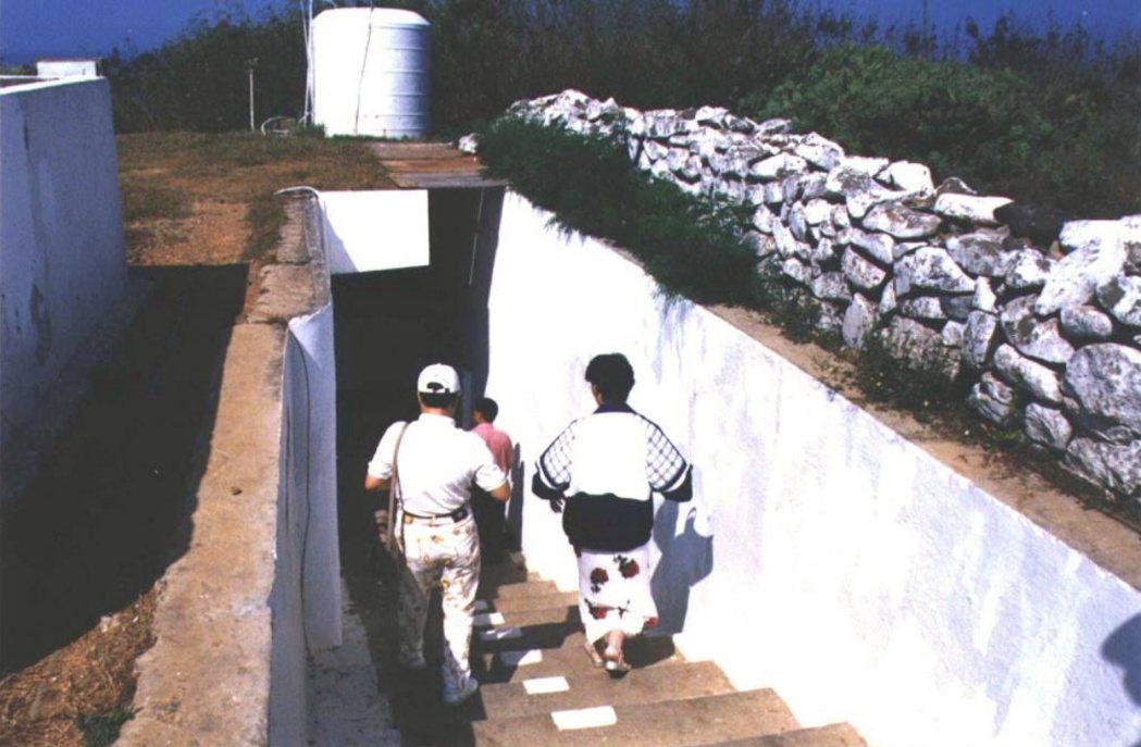 圖攝於1998年。澎湖虎井嶼的日本海軍防備衛所（訛傳為山本五十六南進指揮所）的地道入口，吸引相關單位派員一探究竟。 圖／聯合報系資料照