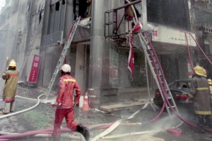 1996年7月25日，台北市中山北路二段「梅林新娘會館」發生火災，消防人員進行救火。圖／聯合報系資料照片