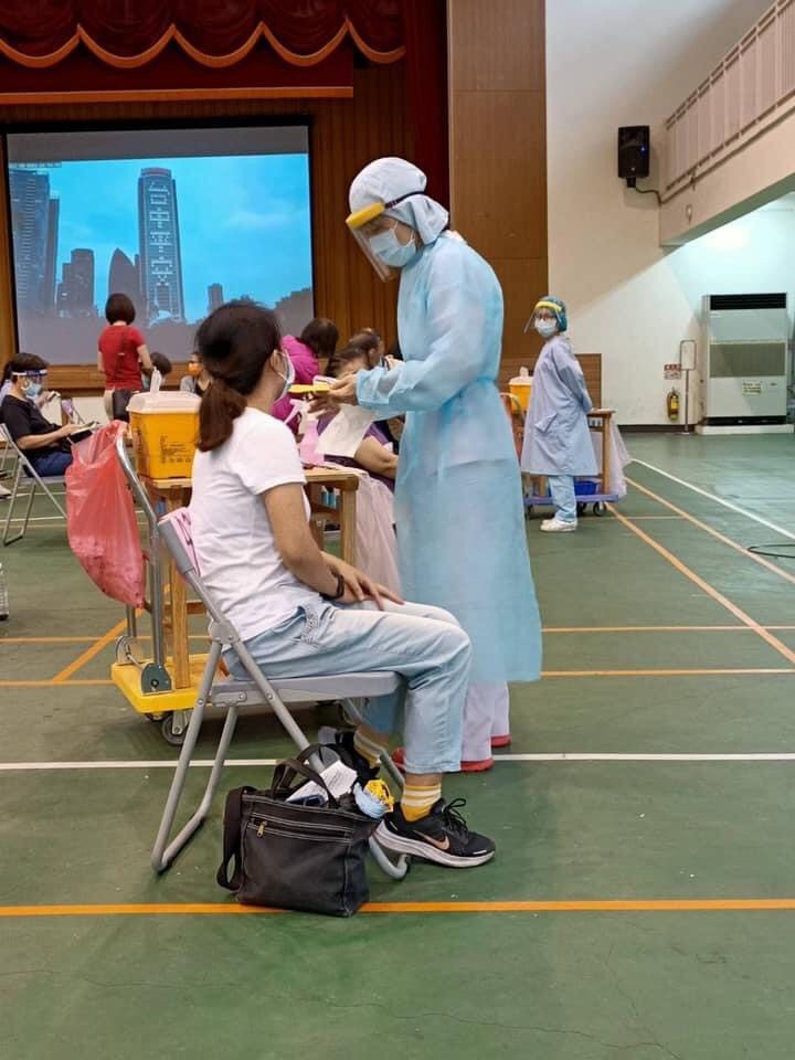 台中市教育局通知各國高中，26到27日為1.6萬教職員工打疫苗。圖／台中市新聞局提供
