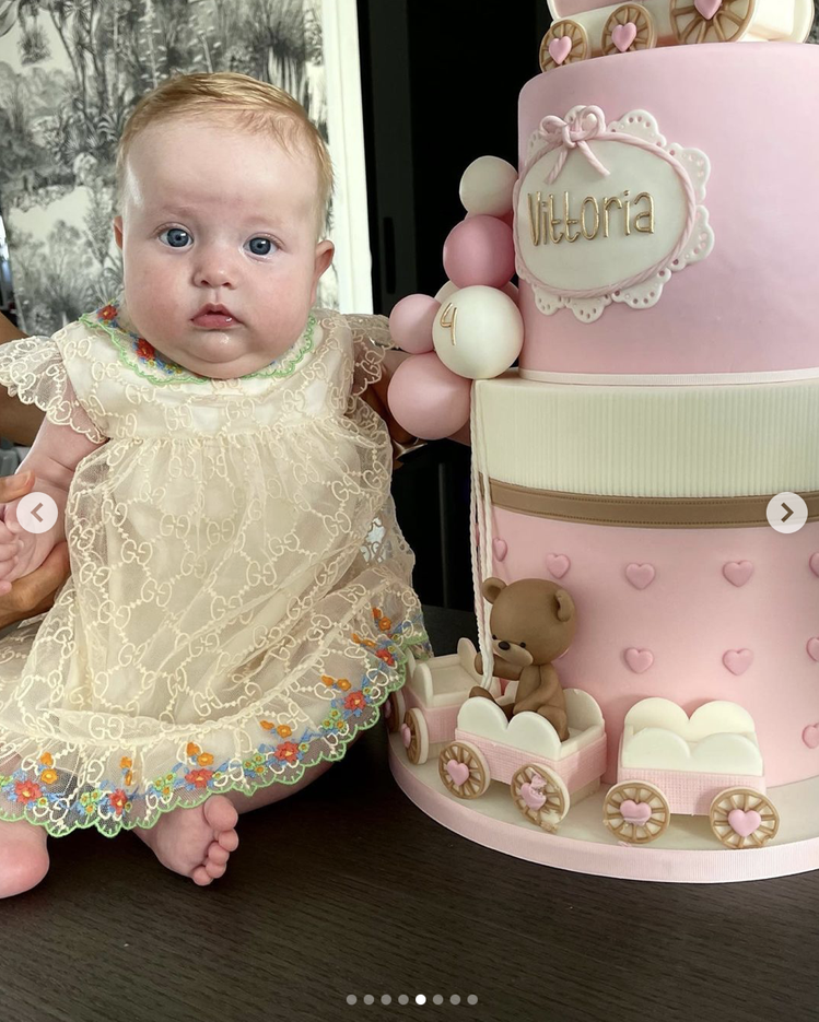 Chiara Ferragni的女兒Vittoria身穿GUCCI刺繡蕾絲洋裝慶祝滿四個月。圖／摘自IG