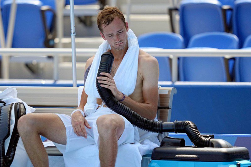 俄國男子單打網球選手梅維德夫24日在東京奧運出賽，因天氣太熱，必須吹行動冷氣。圖／取自YouTube