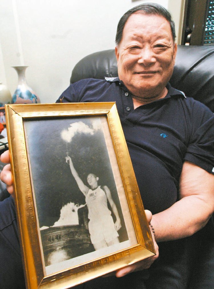 一九六四年東京奧運負責在台北傳遞聖火的林竹茂，展示當年他在市立體育館點燃聖火的照片，神情相當欣慰。聯合報記者林建榮／攝影（圖／聯合報系新聞資料庫照片）
