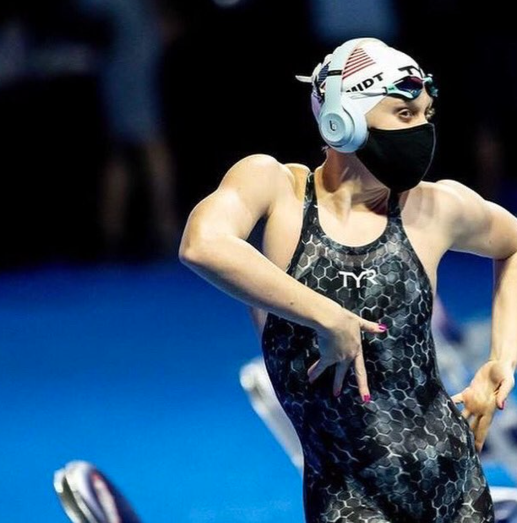 美國游泳女將 Sierra Schmidt在賽前大跳韓國女團舞蹈。圖／取自推特