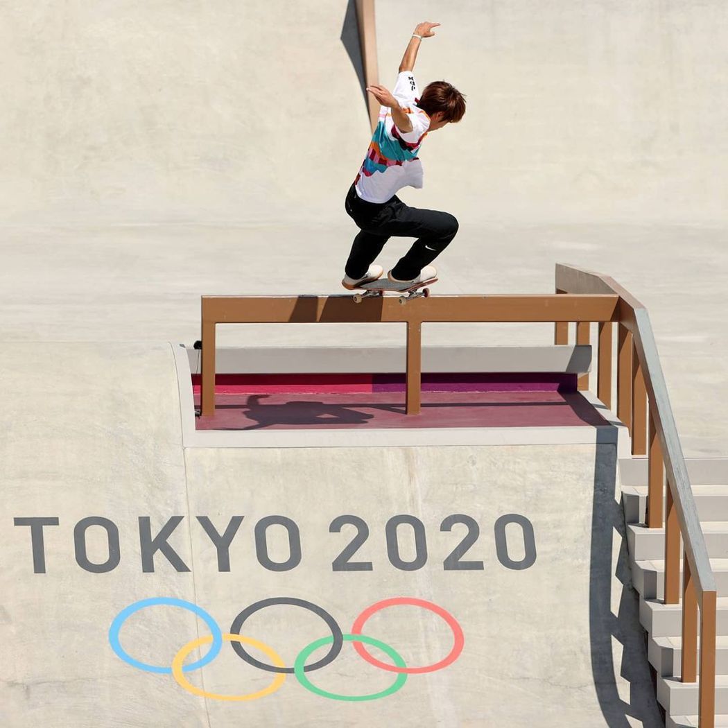 日本好手堀米雄斗在奧運滑板比賽一戰成名順利奪金，身上所穿戰袍也受到熱烈討論。圖／...