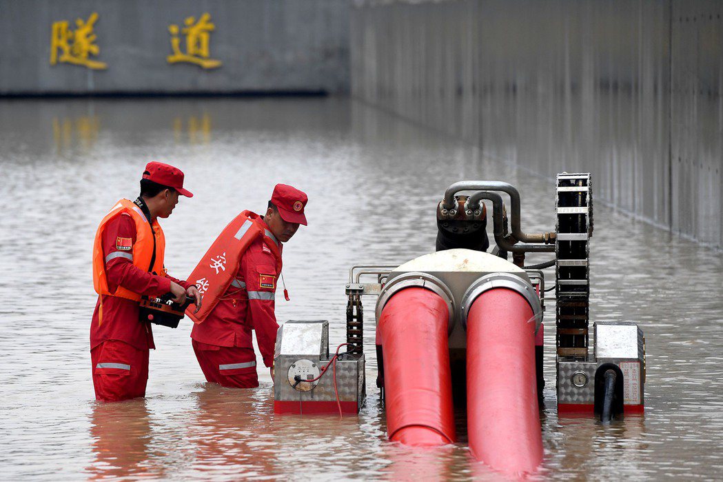 圖為7月22日，來自江西的救援人員在鄭州市京廣南路隧道進行排澇作業。 圖／新華社
