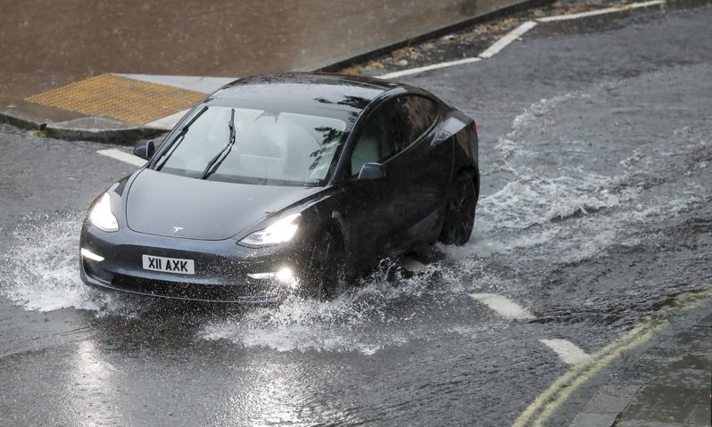 英國首都倫敦25日降下豪大雨，市區街道多處積水，車輛難以行駛。 新華社