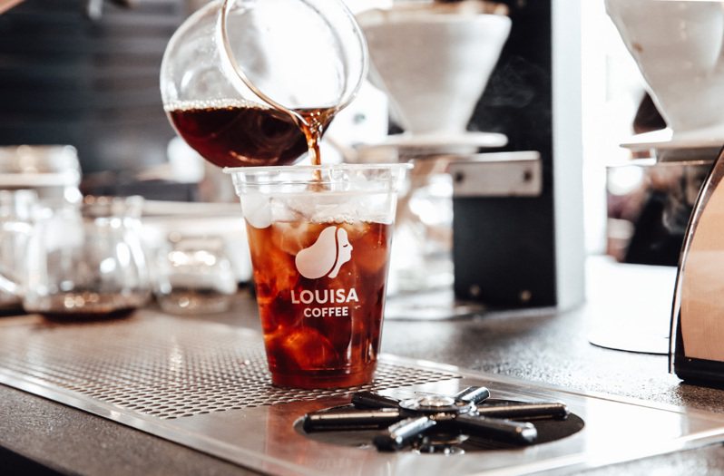 路易莎咖啡預計7月27日起，配合各縣市防疫規範，開放門市內用。圖／路易莎咖啡提供。