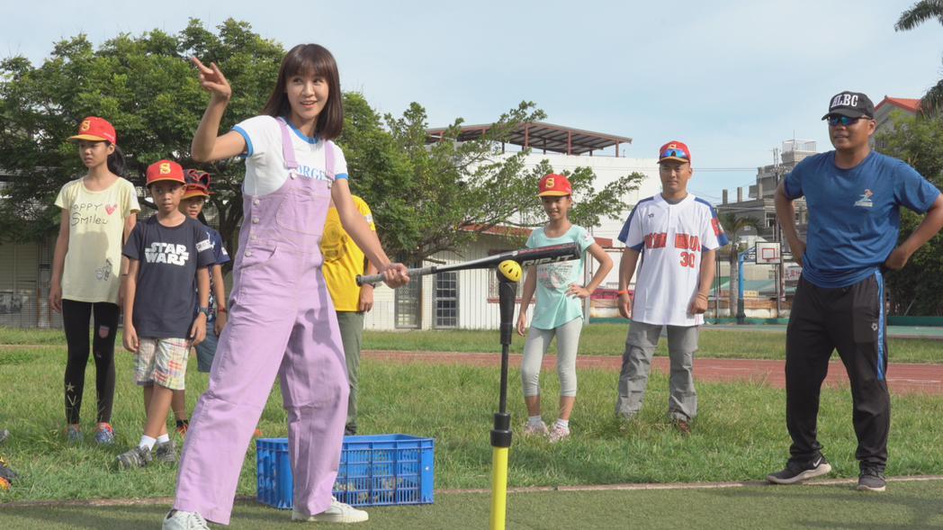 亞里(左前)上場參賽，加入花蓮新城國小棒球隊二軍與小小背包客對戰。圖／公視提供