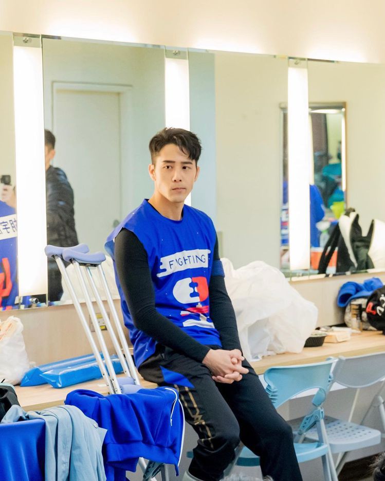 胡宇威去年12月自主訓練受傷造成右腳踝骨折，小腿和大腿肌肉因此萎縮，之後還得坐著輪椅拍攝新戲。圖／摘自instagram