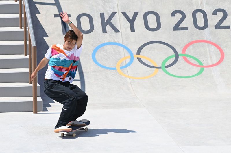 東京奧運男子滑板街式賽決賽25日舉行，由日本選手堀米雄斗拿下金牌，但有一些粉絲將他的名字和一名足球選手名搞混。 圖／法新社
