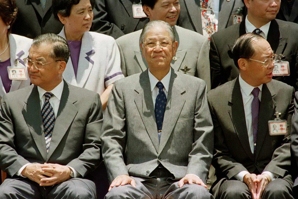 李登輝（中）與時任副總統連戰（左）。 圖／路透社