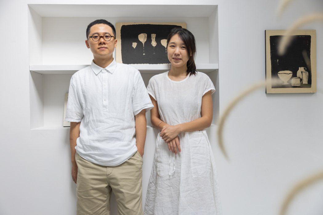 san galerie藝廊的工作夥伴蔡蕙安（右）這麼形容聿文，「他會懂得欣賞很細...