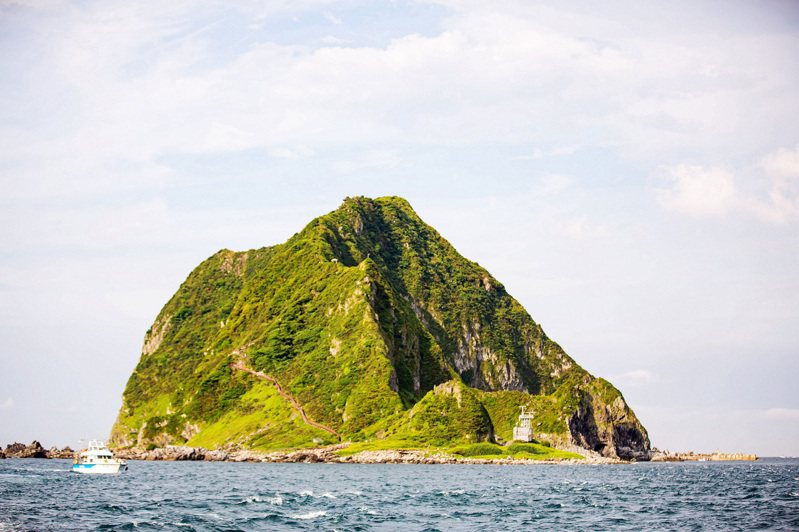 基隆嶼今天起開放繞島行程，封島整修後預計8月10日開放登島。圖／中央社