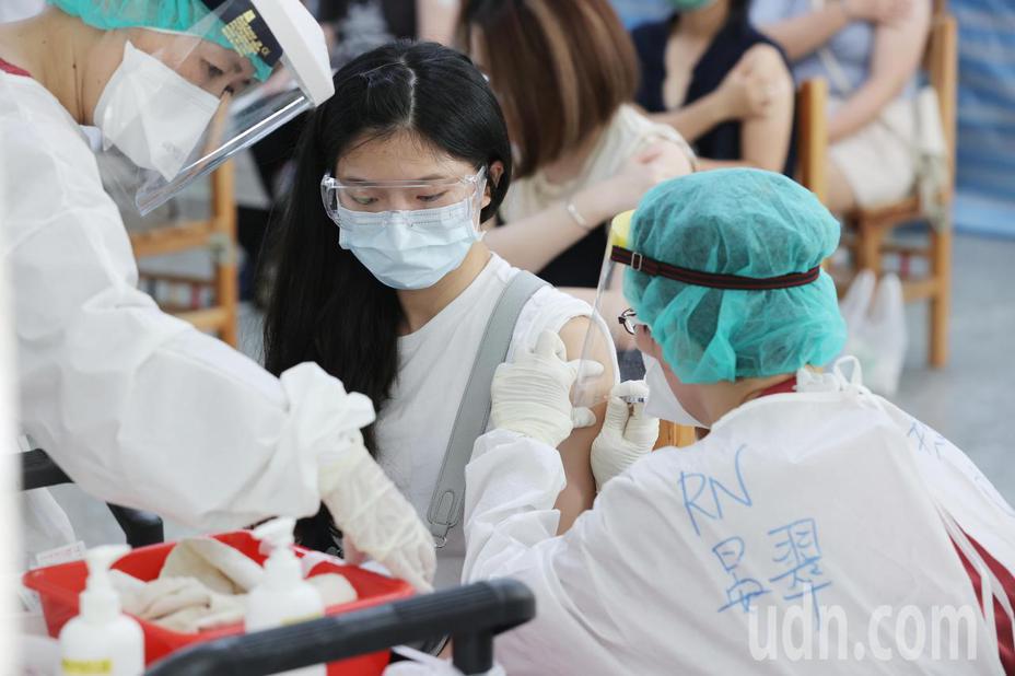 台灣民意基金會今天公布最新民調顯示，與三月相比，國人對國產疫苗有信心者流失24.3個百分點，相當於近五百萬人。本報資料照片