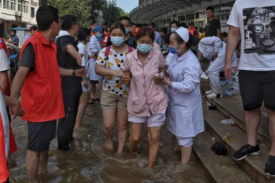 河南新鄉一家三甲醫院淹水，27日零時許，被洪水圍困的衛輝市新鄉醫學院第一附屬醫院內9,000多人已被安全轉移。（圖／取自新浪網）