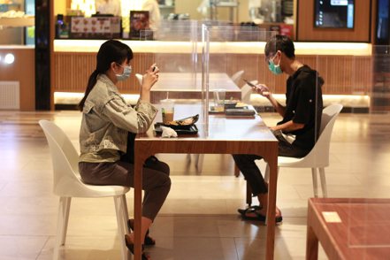 台北市府今（29）日公布餐飲內用標準。記者陳弘逸／攝影
