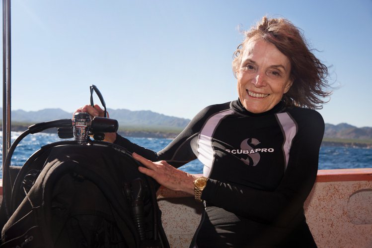 早從從1982年便擔任勞力士品牌代言人的Sylvia Earle，身兼學者、探險家與海洋保育人士於一身。圖 / 勞力士提供