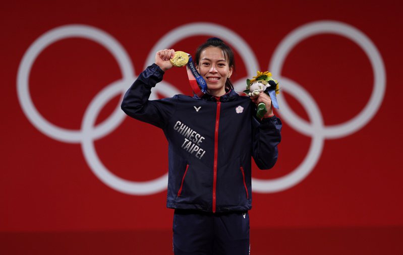郭婞淳舉出中華代表團東京奧運第一面金牌。特派記者余承翰／東京攝影