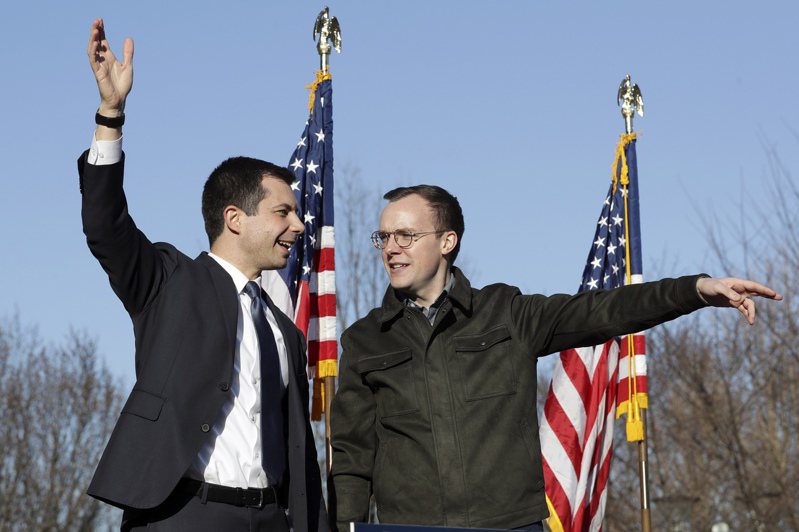美國運輸部長布塔朱吉（左）曾參加2020年總統大選的民主黨初選，圖為他與配偶查斯坦．布塔朱吉在田納西州納許維爾市的造勢場合。美聯社