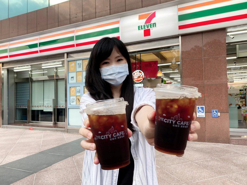 慶祝中華隊首面金牌入手，7-ELEVEN OPEN POINT App的「行動隨時取」將於7月28日祭出限時1天大杯美式咖啡買7送7優惠，限量10萬組。圖／7-ELEVEN提供