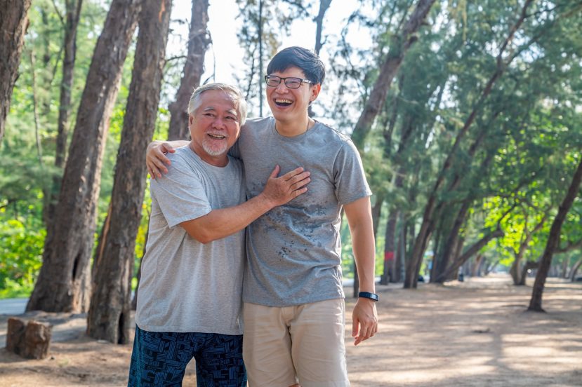 替爸爸保養行動力，陪伴他樂活人生。 圖／Shutterstock 提供