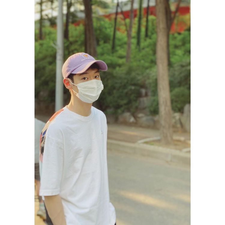 李帝勳對於穿搭講求舒服與自然，經常出現了棒球帽、T恤和短褲的造型。圖／摘自instagram