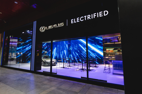 LEXUS <u>ELECTRIFIED</u>全面啟動 品牌概念店進駐台北信義區