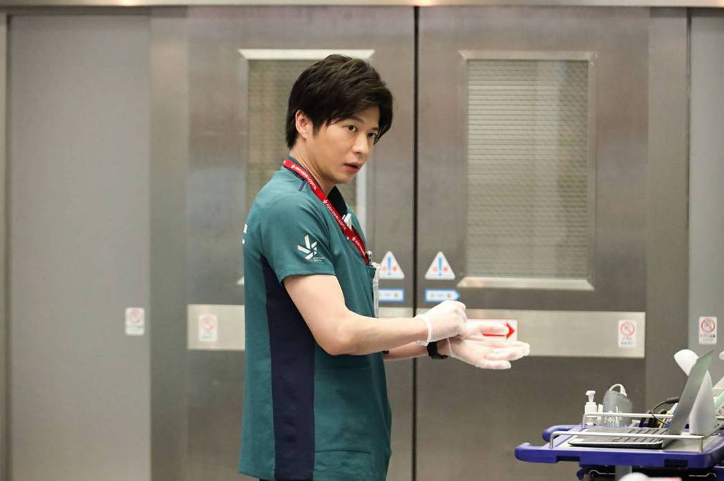田中圭飾演醫生戲外卻難逃病毒。圖／摘自推特