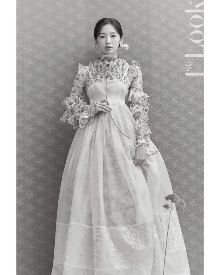 Arin內搭韓國品牌DEW E DEW E 2021秋冬裝裙裝，表現當代感的韓服風格。圖／取自IG