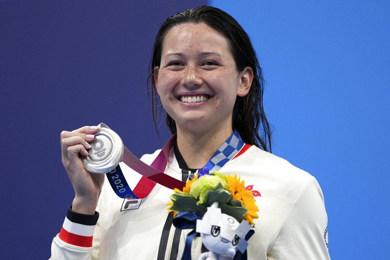 香港奧運代表隊選手何詩蓓今早在東京奧運女子200公尺自由式比賽上奪得銀牌，這是港隊歷來在奧運游泳賽事上首面獎牌。 美聯社