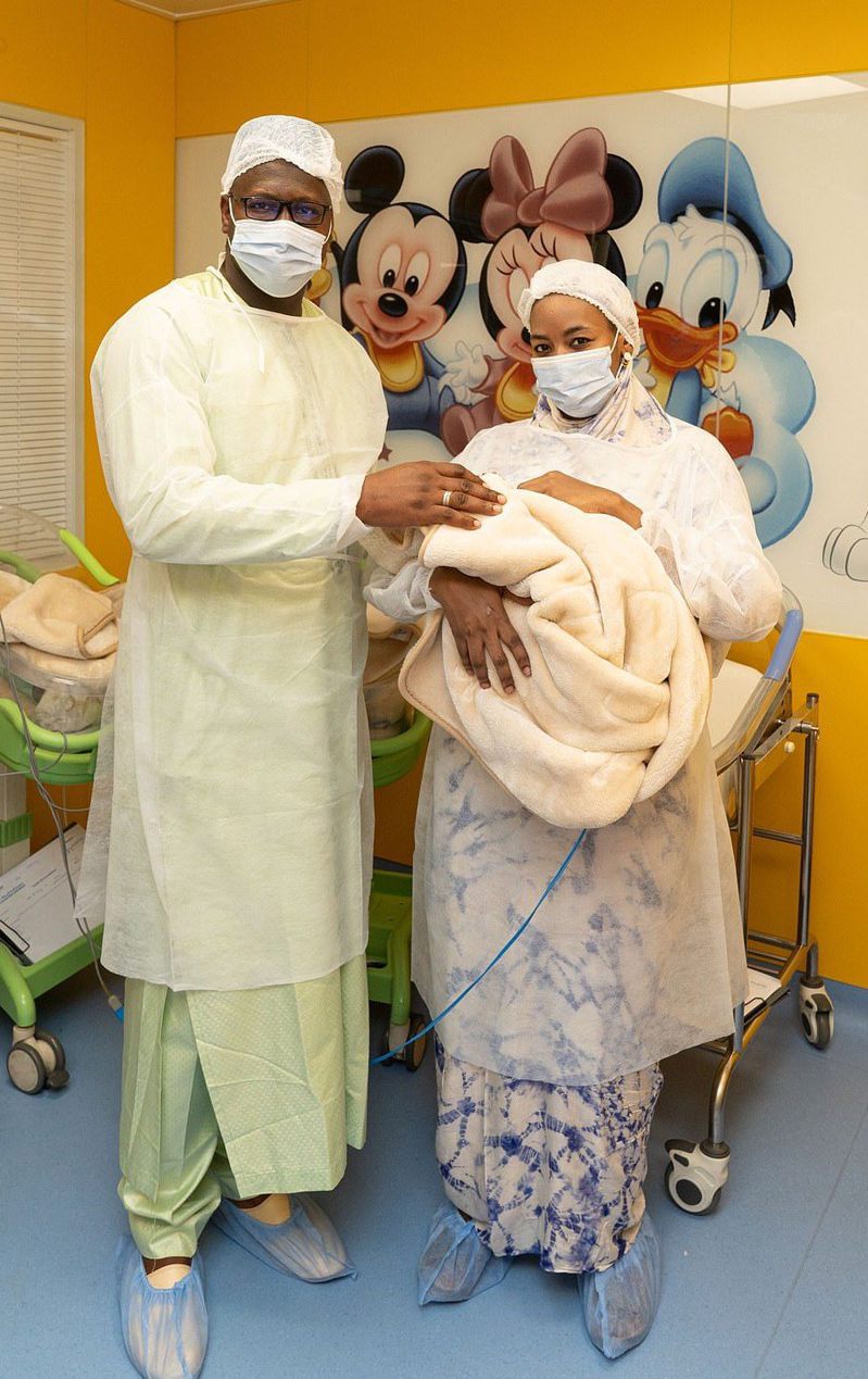 现年26岁的西赛（图右）5月5日在摩洛哥卡萨布兰卡的「Ain Borja诊所」产下九胞胎，打破2009年创造的世界纪录。截自推特(photo:UDN)
