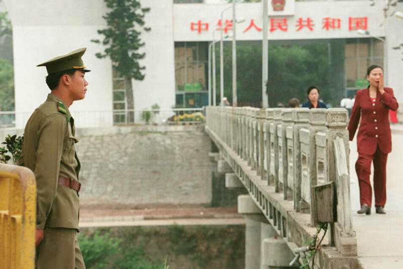 2006年軍情局四處組長徐章國上校在越南與⼤陸廣西邊境的芒街市，遭⼤陸人士綁架。圖為一名越南邊境防衛人員在越南芒街與中國東興的國界上。法新社