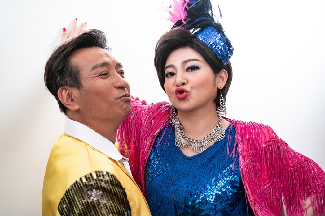 王彩樺（右）、王中平在「黃金歲月」中飾演夫妻檔「雙星報喜」組合，回歸世界西餐廳演出。圖／民視提供