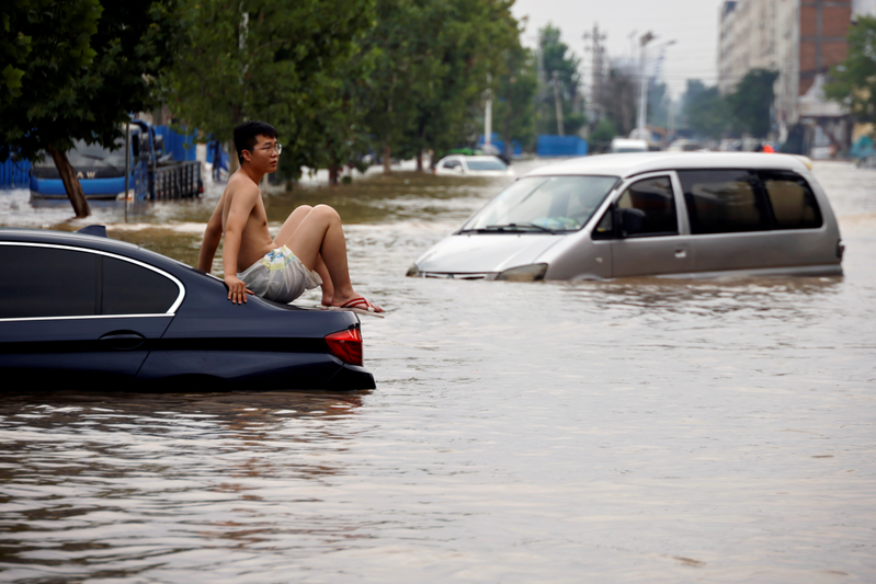 圖為河南鄭州本月22日大雨成災景象。路透
