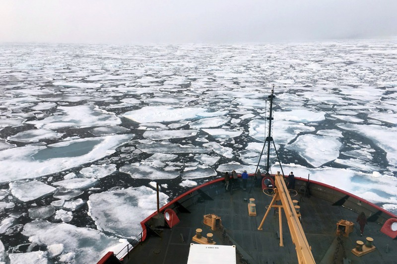 美國為了嚇阻中國的野心，在北極地區積極進行軍事部署。圖為美國海岸防衛隊的「 希利號」破冰船在北極海的楚科奇海探勘。美聯社