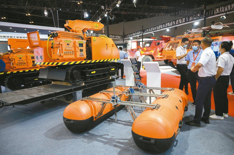 2021中國國際應急救災裝備技術展覽會28日在山西太原開幕，圖為參觀者關注搶險排水裝備。（中新社）