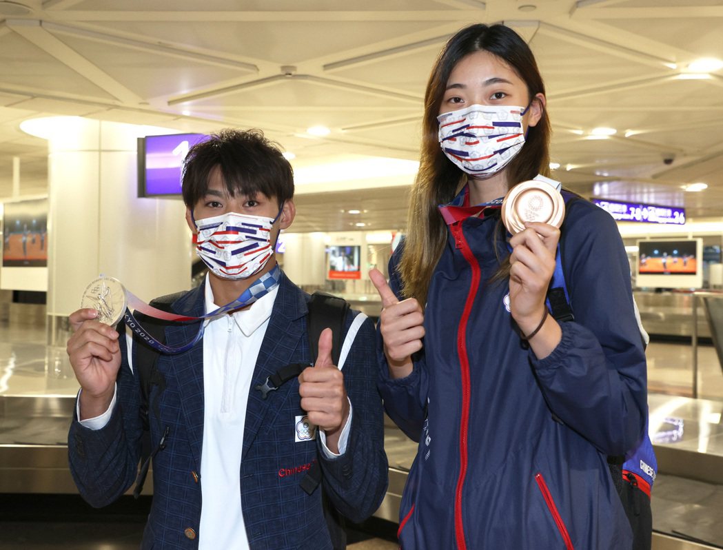 東京奧運柔道競賽獲得銀牌的楊勇緯（左）、跆拳道銅牌的羅嘉翎（右），昨凱旋歸國。記