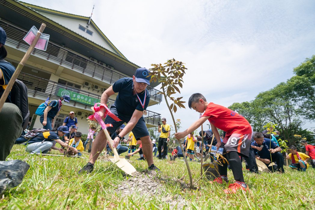 全體員工在企業帶領下落實社會責任，與孩子一同種下一百棵樹，期待台灣有更健康的環境...