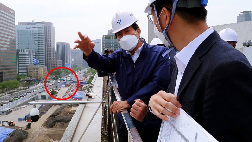 視察光化門廣場改建案的首爾市長吳世勳（口罩伸手者），紅圈位置即是李舜臣將軍銅像與...