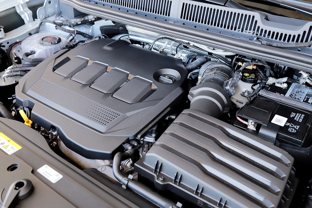 這具新世代2.0L TDI渦輪柴油引擎，透過雙SCR廢氣處理系統再降低NOX氮氧...