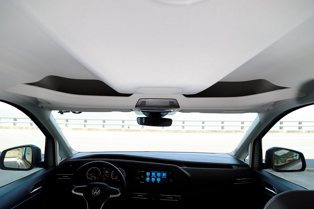 不僅如此，福斯商旅Caddy Maxi駕駛艙上方也提供置物區，利於收納隨車物品。...